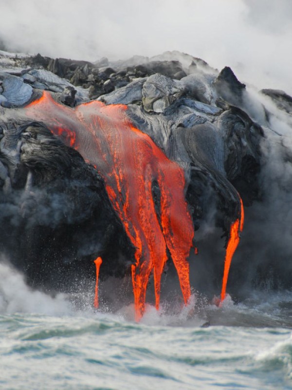 molokini_crater_geological_history-1-1024×685 a group of people that are standing in the snow