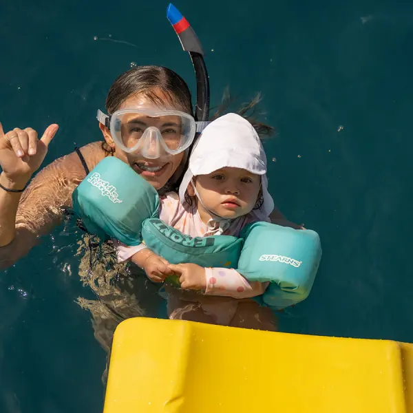 Malolo Molokini Snorkeling on Maui Boat Tours on Maui. A couple with a small child floating and snorkeling